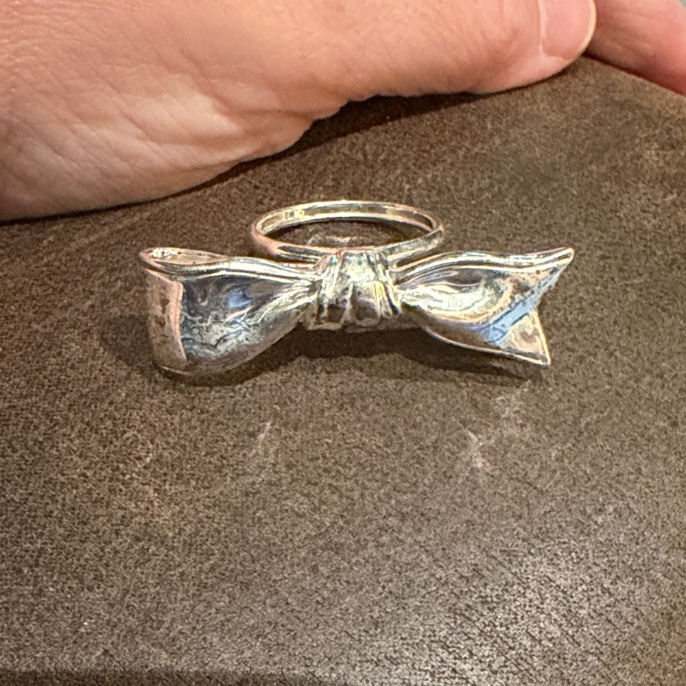 Beautiful Bow Ring - image 1